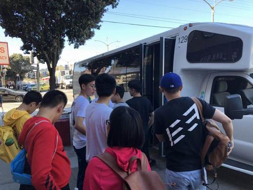 中國僑網(wǎng)中國游客正登上鹿強(qiáng)旅游公司的巴士,。(美國《僑報(bào)》/鹿強(qiáng)提供)