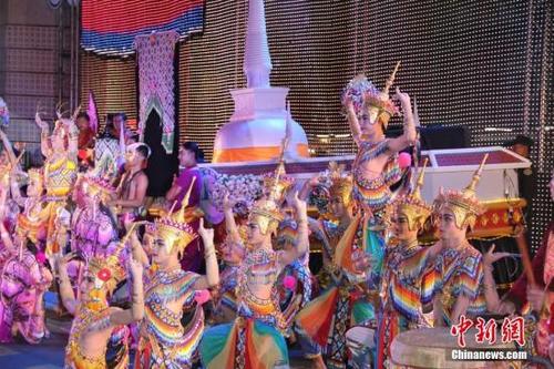 中國僑網(wǎng)資料圖:“神奇泰國”花車巡游活動(dòng)在曼谷市中心舉行,。觀眾領(lǐng)略泰國豐富的旅游資源和風(fēng)土人情。中新社記者 王國安 攝