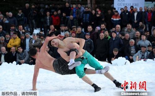 中國(guó)僑網(wǎng)兩名選手在雪地摔跤比賽上一較高下。