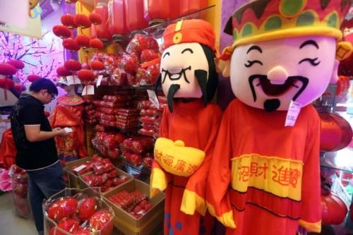 中國僑網(wǎng)售賣新年裝飾的業(yè)者在店里放置可愛的財(cái)神爺,以吸引顧客,。(馬來西亞《星洲日報(bào)》)