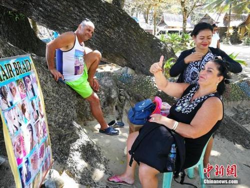 中國僑網(wǎng)資料圖,,巴拉望島(Palawan)是菲律賓西南部一個狹長形的海島,以它的自然和探險吸引著越來越多的游客,,這塊亞馬遜式的叢林內(nèi)陸地區(qū)是菲律賓的最后一塊生態(tài)處女地,加上周圍還有一千多個大小島嶼,,被稱為海邊烏托邦,吸引世界各地的游客,。 中新社記者 關(guān)向東 攝