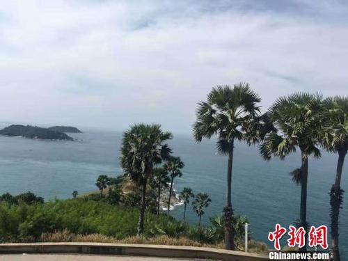 中國(guó)僑網(wǎng)資料圖:圖為內(nèi)蒙古游客在朋友圈中展示的普吉島風(fēng)光,。(海霞 攝)