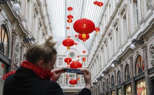 中國僑網(wǎng)資料圖片:2月15日,,在比利時首都布魯塞爾,,一名游客在圣于貝爾購物長廊拍攝中國紅燈籠,。新華社記者 葉平凡 攝
