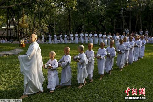 中國僑網(wǎng)資料圖:泰國曼谷,比丘尼們慶祝宋干節(jié),,接受來自民眾的食物,。