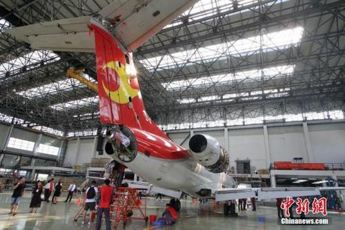 中國僑網(wǎng)資料圖,海航集團旗下飛機維修機庫,,向旅客代表,、航空愛好者、市民代表展示了航空公司航班運行背后那些鮮為人知的故事。中新社記者 張道正 攝