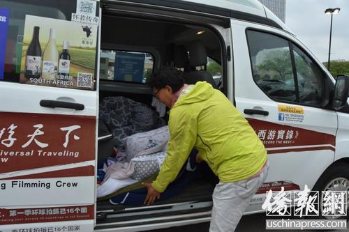 中國僑網(wǎng)一路西行,住在車上,。(美國《僑報》/陳琳 攝)