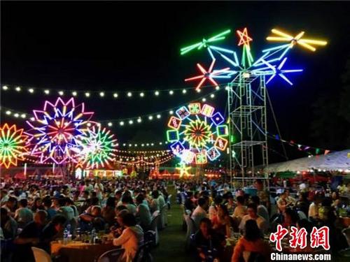 中國僑網(wǎng)泰國千人潑水節(jié)活動現(xiàn)場,。鄒芳 攝