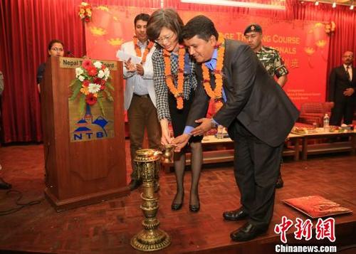 中國僑網(wǎng)中國駐尼泊爾大使于紅,,尼泊爾文化,、旅游與民航部部長阿迪卡里為開班儀式點(diǎn)燈,。 張晨翼 攝