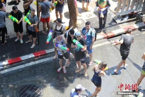 中國僑網(wǎng)資料圖,4月13日,,曼谷街頭市民游客“潑水”狂歡,。今年4月13日至16日是泰國傳統(tǒng)節(jié)日宋干節(jié)(潑水節(jié)),全國各地民眾“濕身”歡度佳節(jié),。中新社記者 王國安 攝