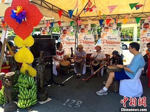 中國僑網(wǎng)資料圖:菲律賓首都,一群藝人在表演,,希望能吸引更多外國游客赴菲旅游,。(中新社記者 張明 攝)