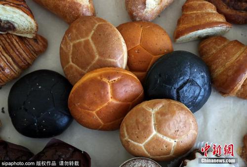 中國僑網(wǎng)資料圖:俄羅斯莫斯科,,當(dāng)?shù)孛姘甏蛟熳闱蛟煨偷拿姘?018世界杯到來,。(圖片來源:Sipaphoto))