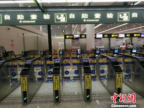 中國(guó)僑網(wǎng)圖為正式啟用的重慶江北國(guó)際機(jī)場(chǎng)T3航站樓出境大廳邊檢自助通關(guān)通道,?!埳俨āz