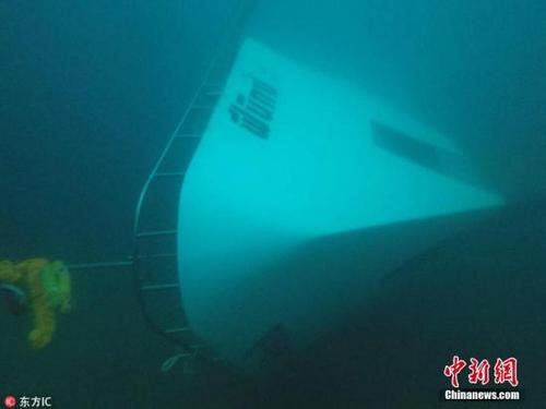 中國(guó)僑網(wǎng)當(dāng)?shù)貢r(shí)間7月6日,泰國(guó)普吉島海域附近,泰國(guó)皇家海軍第三區(qū)司令部發(fā)布照片,,顯示一艘觀光船在海中沉沒(méi)。圖片來(lái)源:東方IC 版權(quán)作品 請(qǐng)勿轉(zhuǎn)載