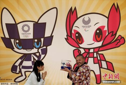 中國僑網(wǎng)資料圖:當?shù)貢r間2月28日,2020年東京奧運會吉祥物在日本東京公布,,配有奧運會會徽圖案的富有未來感的機器人吉祥物方案獲得最高票數(shù),。