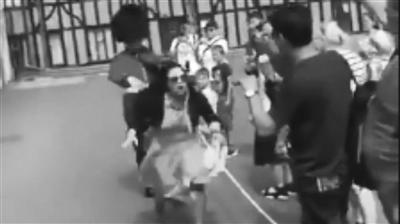 中國僑網(wǎng)衛(wèi)兵猛推一把,,女游客差點摔倒,。