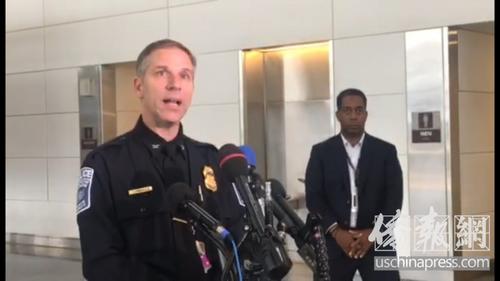 中國僑網機場管理局警長哈克勒在記者會上介紹情況,。(美國《僑報》記者魏嘉昕所拍攝視頻截圖)