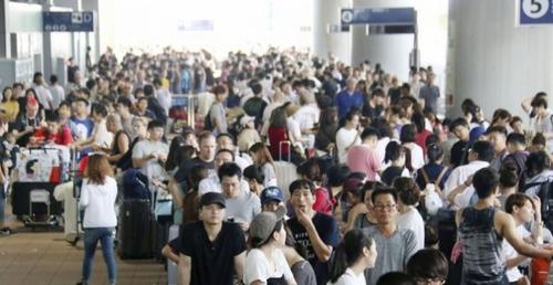 中國(guó)僑網(wǎng)大批乘客滯留在關(guān)西國(guó)際機(jī)場(chǎng),。(馬來(lái)西亞《詩(shī)華日?qǐng)?bào)》)