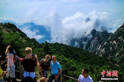 中國僑網(wǎng)資料圖:游客一大早來到海拔1860米的煉丹峰觀日出,。 李金剛 攝