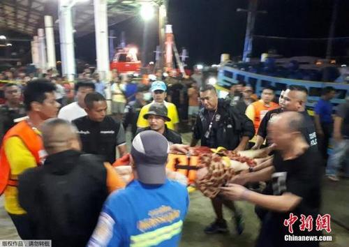 中國僑網資料圖:圖為普吉沉船事故發(fā)生后,,救護人員和醫(yī)護人員營救被困游客。
