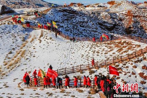 中國(guó)僑網(wǎng)12月29日,,2018年“平山湖大峽谷”杯中國(guó)·張掖絲綢之路第四屆冰雪山地馬拉松賽在甘肅張掖市甘州區(qū)平山湖大峽谷舉行?!垏[天 攝