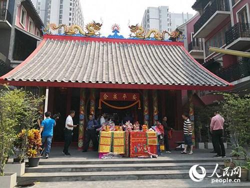 中國僑網(wǎng)龍城內(nèi)的古老本頭公廟,。孫廣勇 攝