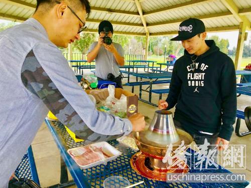 中國(guó)僑網(wǎng)北京青年千里迢迢背來(lái)可用于戶外的紫銅火鍋,,打算在美國(guó)展開一場(chǎng)由火鍋伴隨的特別自助游,。(美國(guó)僑報(bào)網(wǎng)/翁羽 攝)
