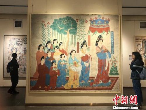 中國(guó)僑網(wǎng)4月10日,,當(dāng)代敦煌繪畫(huà)作品國(guó)內(nèi)巡展亮相蘭州,,共展出李振甫,、王驍勇、李建英等14位畫(huà)家的90幅精品畫(huà)作,。 徐雪 攝