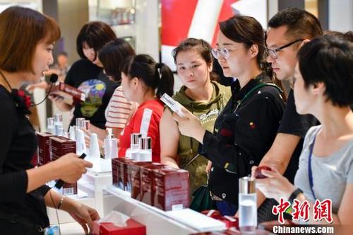 中國僑網(wǎng)圖為旅客在??谑袃?nèi)免稅店購物。(資料圖) 駱云飛 攝