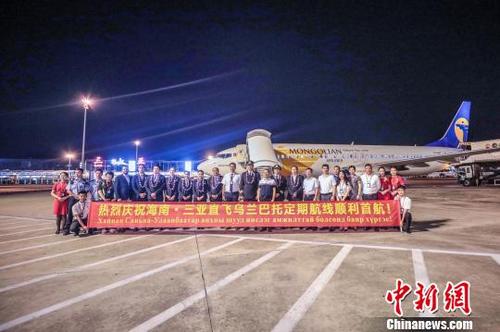 中國(guó)僑網(wǎng)工作人員在三亞機(jī)場(chǎng)停機(jī)坪舉行簡(jiǎn)短的首航迎接儀式。機(jī)場(chǎng)供圖