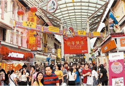 中國僑網(wǎng)洋溢著春節(jié)氣氛的新加坡唐人街“牛車水”喜迎中國游客。 (本報(bào)記者/趙珊 攝)