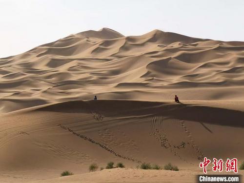 中國僑網(wǎng)游客在沙漠景區(qū)游玩,。 戚亞平 攝