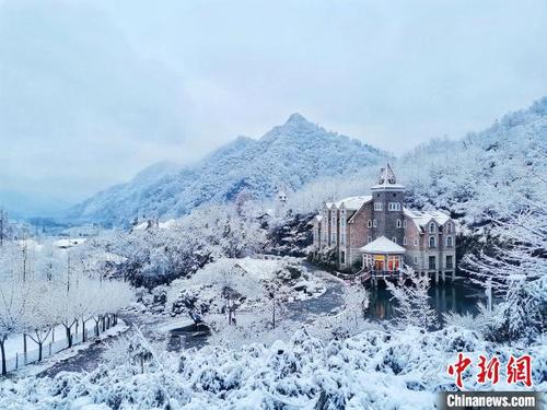 中國僑網(wǎng)經(jīng)歷了一夜降雪,12月14日早間,,東黃山旅游度假區(qū)銀裝素裹,。程晨 攝