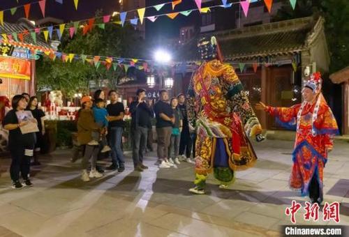 中國僑網(wǎng)10月5日晚,,游客在天津古文化街天后宮內(nèi)參加“天后宮福緣夜”沉浸式夜游項(xiàng)目。王在御 攝