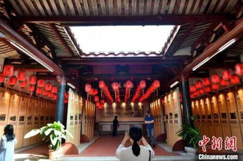 中國僑網(wǎng)圖為游客在福建省級歷史文化名村莆田市洋尾村州牧祠內(nèi)參觀。中新網(wǎng)記者 呂明 攝
