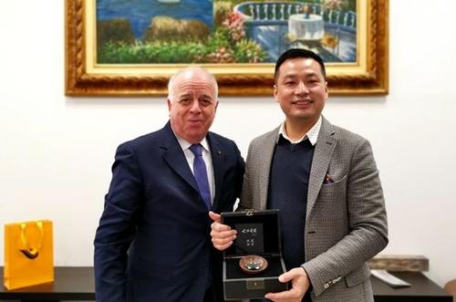 中國僑網(wǎng)意總理府部長會(huì)議主席卡普里亞和華商徐金華合影,。(意大利歐聯(lián)社/博源 攝)