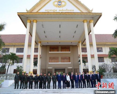 中國(guó)僑網(wǎng)圖為參加捐贈(zèng)活動(dòng)中柬雙方代表合影?!W陽(yáng)開宇 攝