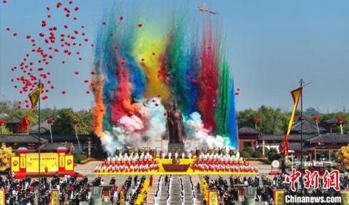 中國(guó)僑網(wǎng)圖為第九屆中國(guó)·商丘國(guó)際華商節(jié)開(kāi)幕式暨商祖王亥拜謁大典現(xiàn)場(chǎng),。 魏文慧 攝