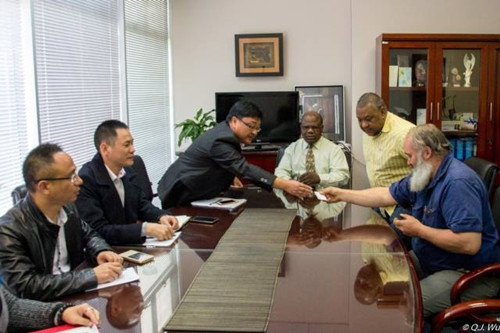南非華人警民中心執(zhí)行長胡立屹與警民合作論壇負(fù)責(zé)人交換名片,。