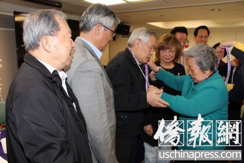 中國僑網(wǎng)長者代表向各位出席嘉賓送贈(zèng)紀(jì)念品,。(美國《僑報(bào)》)