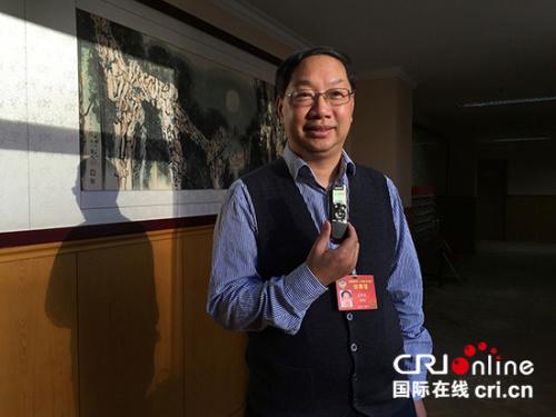 中國僑網(wǎng)駐德大使史明德在接受采訪 趙春曉攝