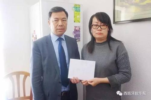 中國僑網(wǎng)華助中心毛峰與死者家屬,。(西班牙《歐華報》)