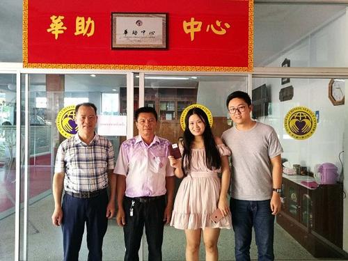 中國(guó)僑網(wǎng)廖女士與清邁華助中心工作人員。(清邁華助中心圖片)