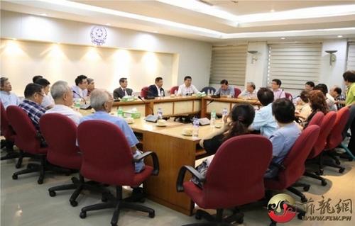 中國僑網(wǎng)華助中心主任莊前進與馬尼拉各大藥店代表出席討論。(菲龍網(wǎng)記者攝)