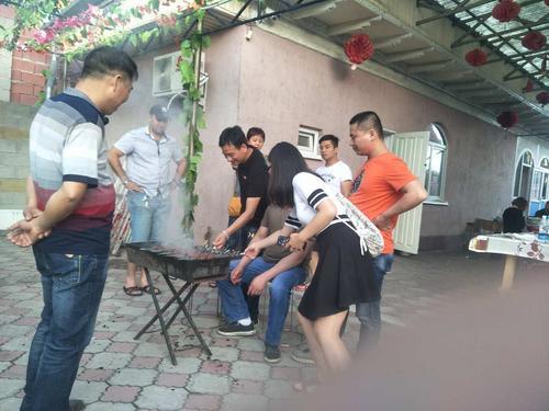 中國僑網(wǎng)事情有進展之后,林樂文在華助中心和工作人員愉悅的互動,。(吉爾吉斯斯坦比什凱克華助中心供圖)