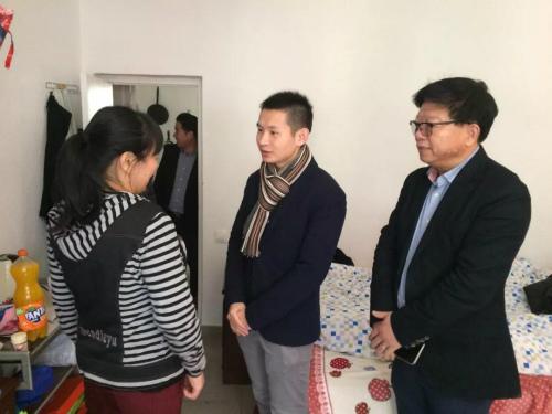 中國(guó)僑網(wǎng)駐巴塞羅那總領(lǐng)館工作人員和青田同鄉(xiāng)會(huì)代表探望病逝僑胞家屬,。