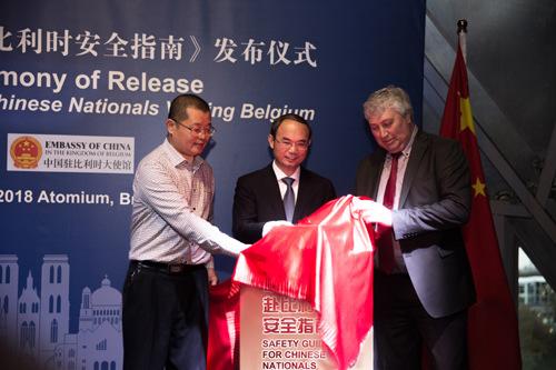 中國僑網(wǎng)曹忠明大使、羅斯蒙局長與中國游客代表為書塔揭幕
