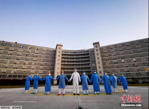 中國僑網資料圖:意大利克雷莫納一家醫(yī)院的醫(yī)務人員手牽手,,向在新冠肺炎疫情中受影響的人們表示支持和致意,。