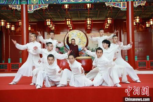 中國僑網(wǎng)啟動儀式上的打擊樂與舞蹈 郭幸?!z