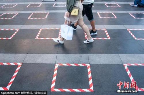 中國僑網(wǎng)資料圖:泰國政府對曼谷的百貨商店和其他地方采取了新冠疫情期間的社交新措施,。