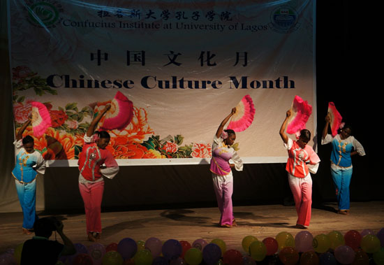 中國(guó)僑網(wǎng)學(xué)生表演扇子舞《荷塘月色》